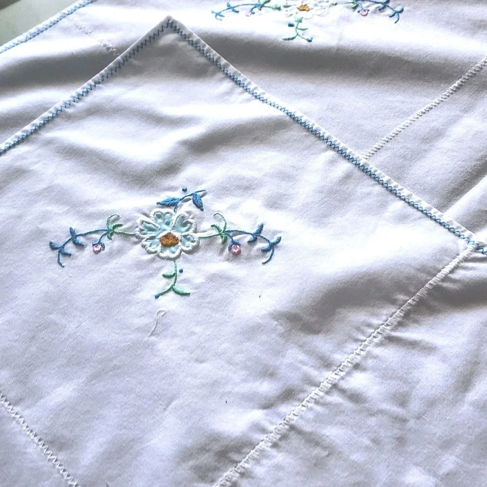 80's Vintage Embroidered White Floral Square Tablecloth with Lace Trim 6 Napkins